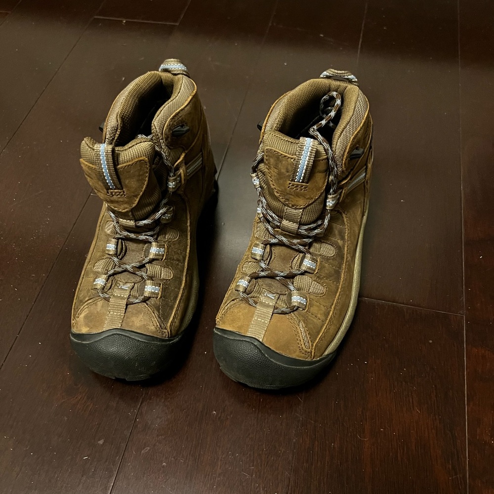 Keens hiking boots size 6.
